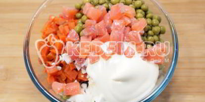 Шаг 3: салата оливье с семгой