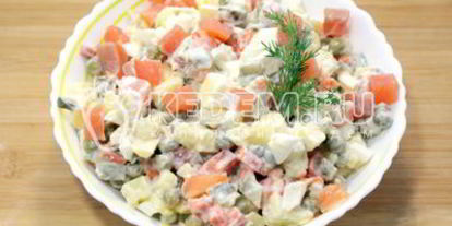 Шаг 4: салата оливье с семгой