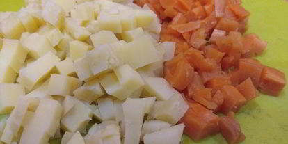 Шаг 3: салата оливье в майонезном блинчике