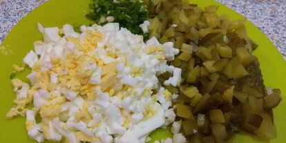 Шаг 4: салата оливье в майонезном блинчике