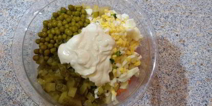 Шаг 5: салата оливье в майонезном блинчике