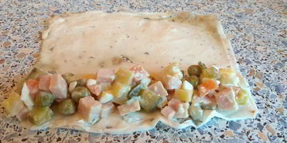 Шаг 8: салата оливье в майонезном блинчике