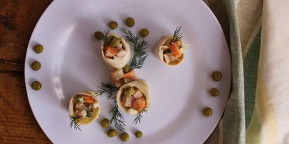 Шаг 9: салата оливье в майонезном блинчике