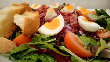 Рецепт Салата из авокадо, яиц, бекона и печеных помидоров