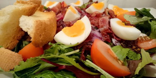 Рецепт Салата из авокадо, яиц, бекона и печеных помидоров