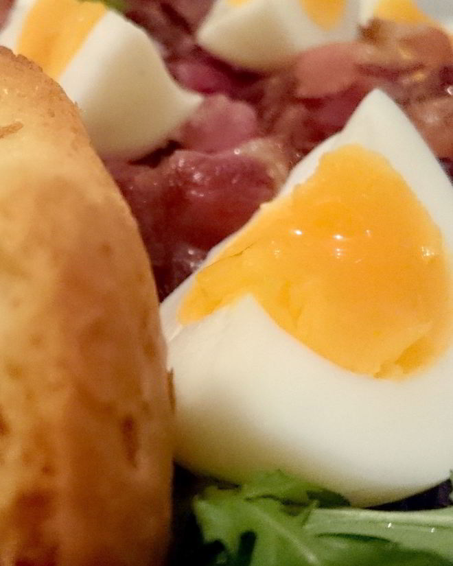 Рецепт салата из авокадо, яиц, бекона и печеных помидоров