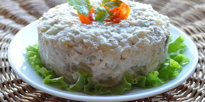 Рецепт Салата из копченой скумбрии с грибами, яйцом и рисом