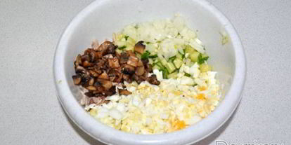 Шаг 4: салата из копченой скумбрии с грибами, яйцом и рисом