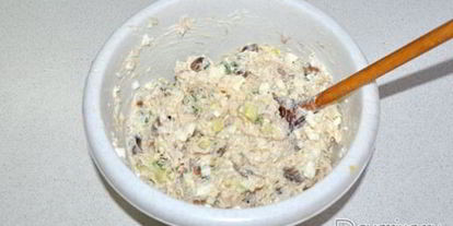 Шаг 5: салата из копченой скумбрии с грибами, яйцом и рисом