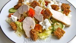 Рецепт Салата из куриной грудки с кедровыми орешками и творогом