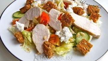 Рецепт Салата из куриной грудки с кедровыми орешками и творогом
