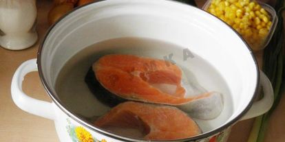 Шаг 1: салата из отварной красной рыбы