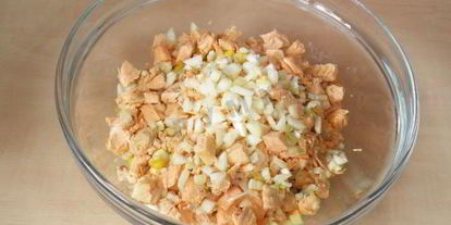 Шаг 5: салата из отварной красной рыбы