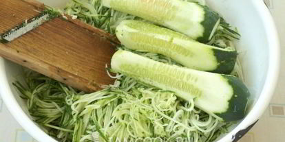 Шаг 4: салата из переросших огурцов на зиму