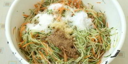 Шаг 5: салата из переросших огурцов на зиму