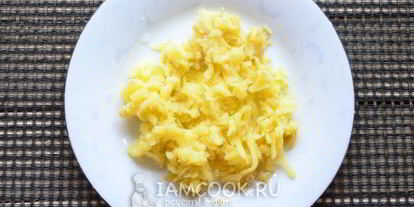 Шаг 2: салата мимоза с консервами и сыром