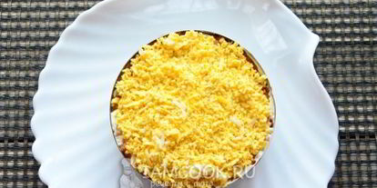 Шаг 13: салата мимоза с консервами и сыром