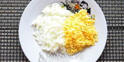 Шаг 3: салата мимоза с консервами и сыром