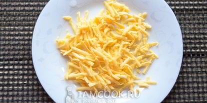 Шаг 4: салата мимоза с консервами и сыром