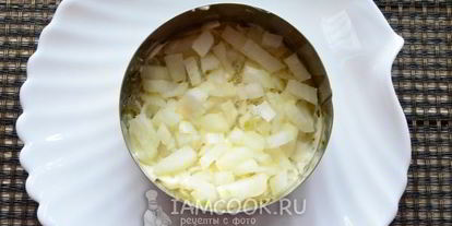 Шаг 7: салата мимоза с консервами и сыром