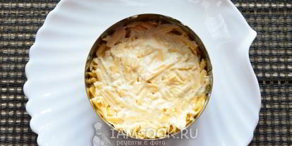 Шаг 8: салата мимоза с консервами и сыром