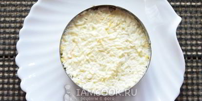 Шаг 10: салата мимоза с консервами и сыром