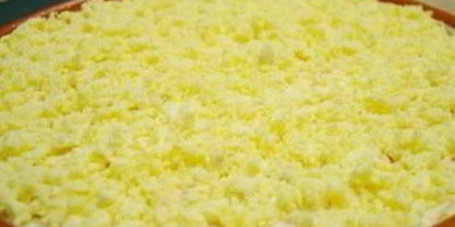 Шаг 7: салата мимоза с плавленым сыром