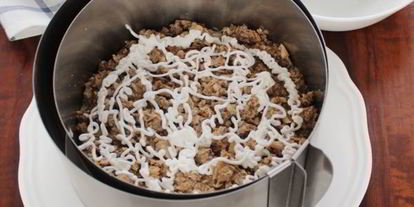 Шаг 10: салата мимоза с сыром и сливочным маслом