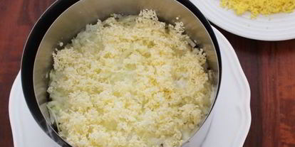 Шаг 11: салата мимоза с сыром и сливочным маслом