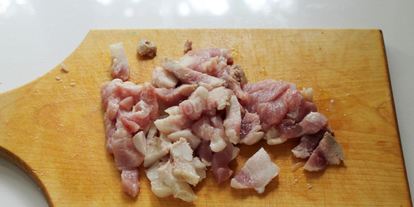 Шаг 2: мяса свинина под шубой в духовке