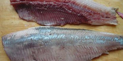 Шаг 2: сельди под шубой с яблоком