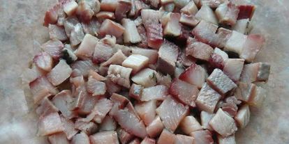 Шаг 3: сельди под шубой с яблоком