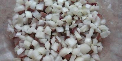 Шаг 4: сельди под шубой с яблоком