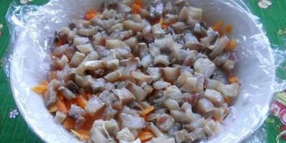 Шаг 10: сельди под шубой с желатином