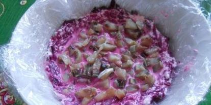 Шаг 7: сельди под шубой с желатином