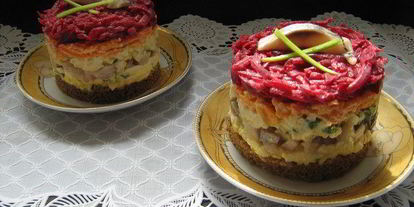 Шаг 1: селедочки под шубой на бородинском хлебушке