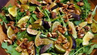 Рецепт Салата с инжиром, прошутто и козьим сыром