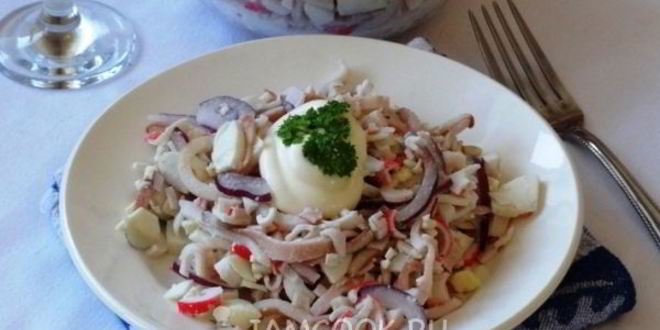 Рецепт салата с кальмарами и крабовыми палочками