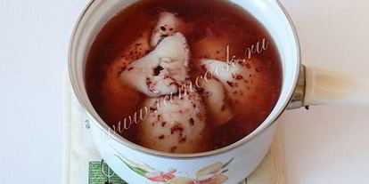 Шаг 2: салата с кальмарами и крабовыми палочками