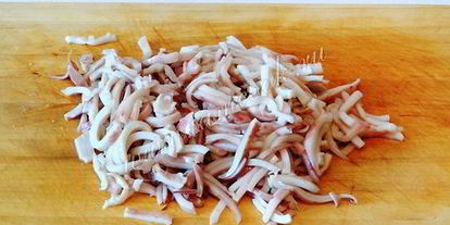 Шаг 3: салата с кальмарами и крабовыми палочками