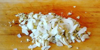 Шаг 4: салата с кальмарами и крабовыми палочками