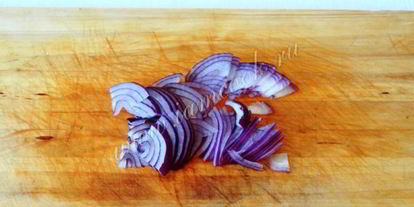 Шаг 5: салата с кальмарами и крабовыми палочками