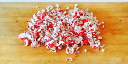 Шаг 6: салата с кальмарами и крабовыми палочками