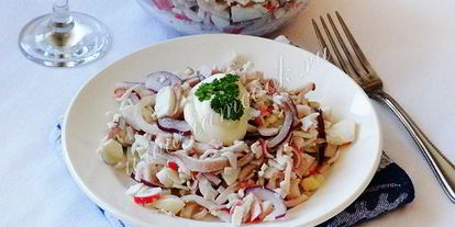 Шаг 8: салата с кальмарами и крабовыми палочками