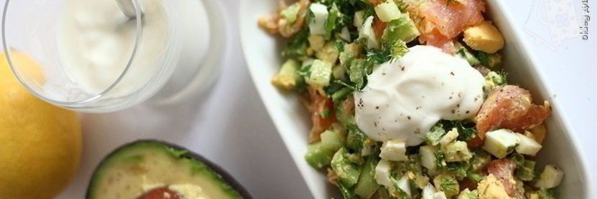 Рецепт Салата с копченной красной рыбой, авокадо, яйцами и огурцом