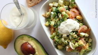 Рецепт Салата с копченной красной рыбой, авокадо, яйцами и огурцом