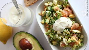 Рецепт Салата с копченной красной рыбой, авокадо, яйцами и огурцом