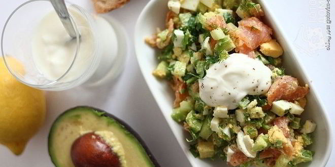 Рецепт Салата с копченной красной рыбой, авокадо, яйцами и огурцом