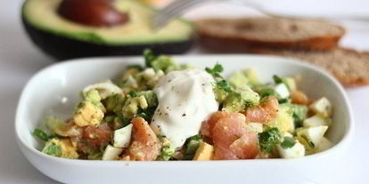 Шаг 2: салата с копченной красной рыбой, авокадо, яйцами и огурцом