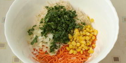 Шаг 2: салата с корнем сельдерея, морковью и кукурузой